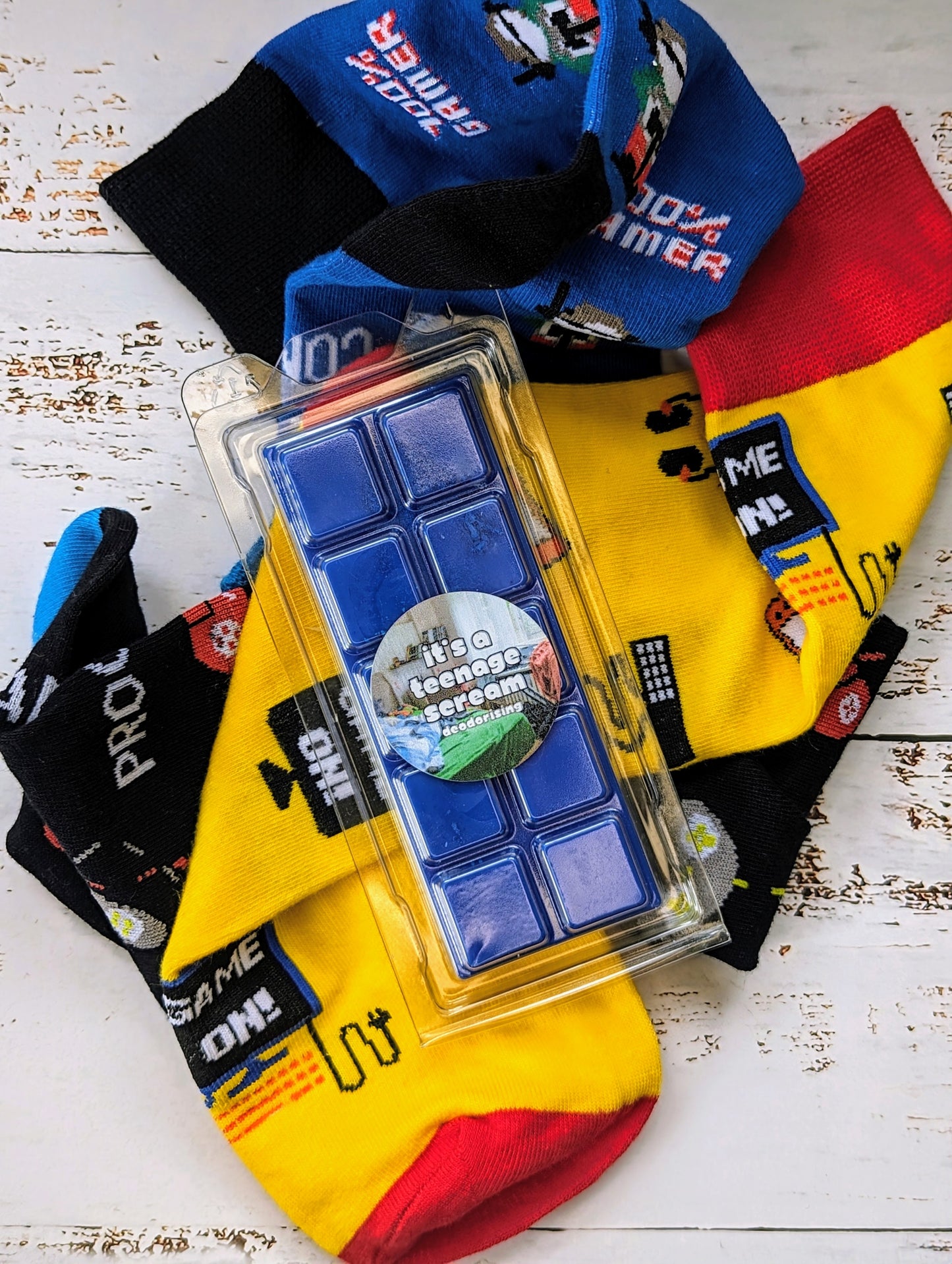 It's A Teenage Scream odour eliminating coconut wax melt. Dark blue snap bar with blue shimmer accents.