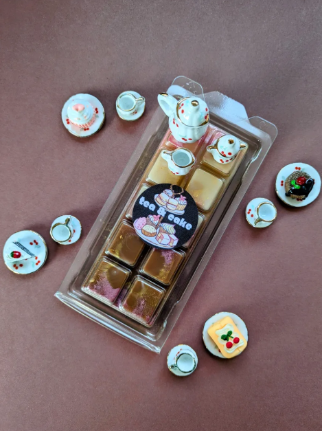 Tea and Cake coconut wax melt. Brown and cream ombre snap bar with pink and gold shimmer accents.