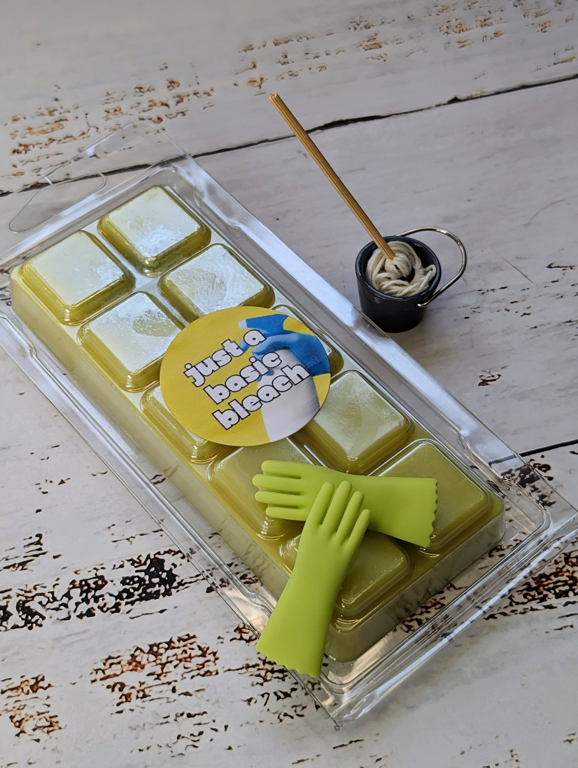 Just a Basic Bleach coconut wax melt. Yellowy green snap bar with silver shimmer accents. 