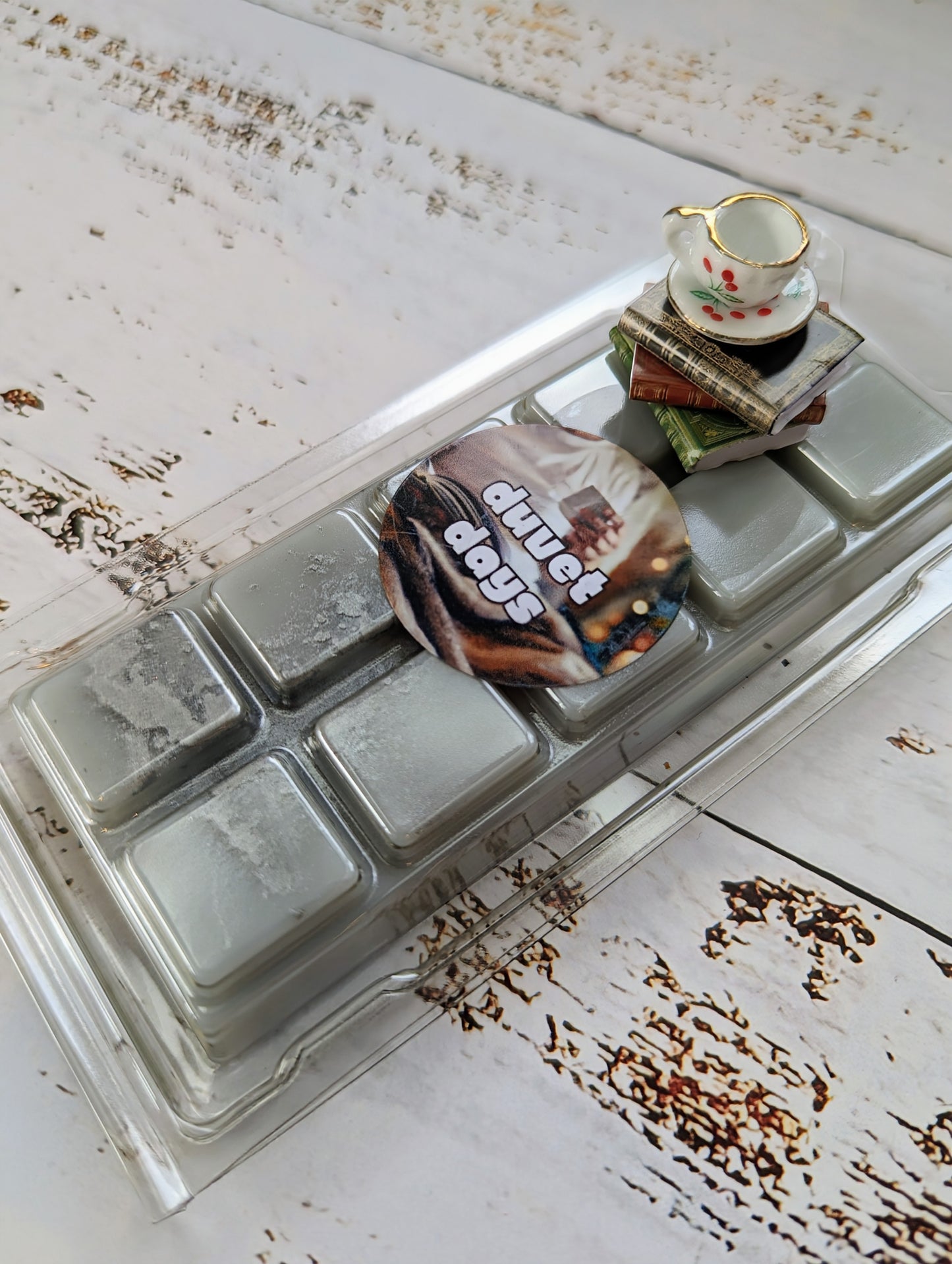 Duvet Day coconut wax melt. Light grey snap bar with metallic silver shimmer accents.