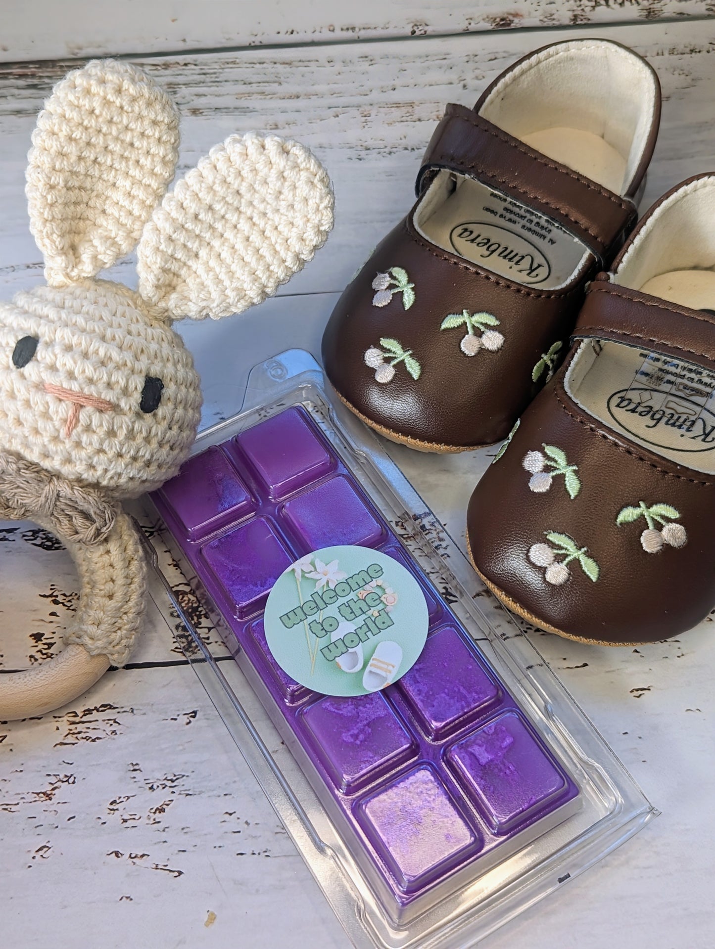 Welcome to the World coconut wax melt. Purple snap bar with purple shimmer accents.