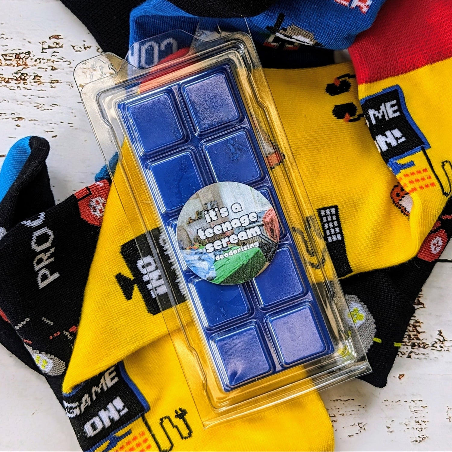 It's A Teenage Scream odour eliminating coconut wax melt. Dark blue snap bar with blue shimmer accents.