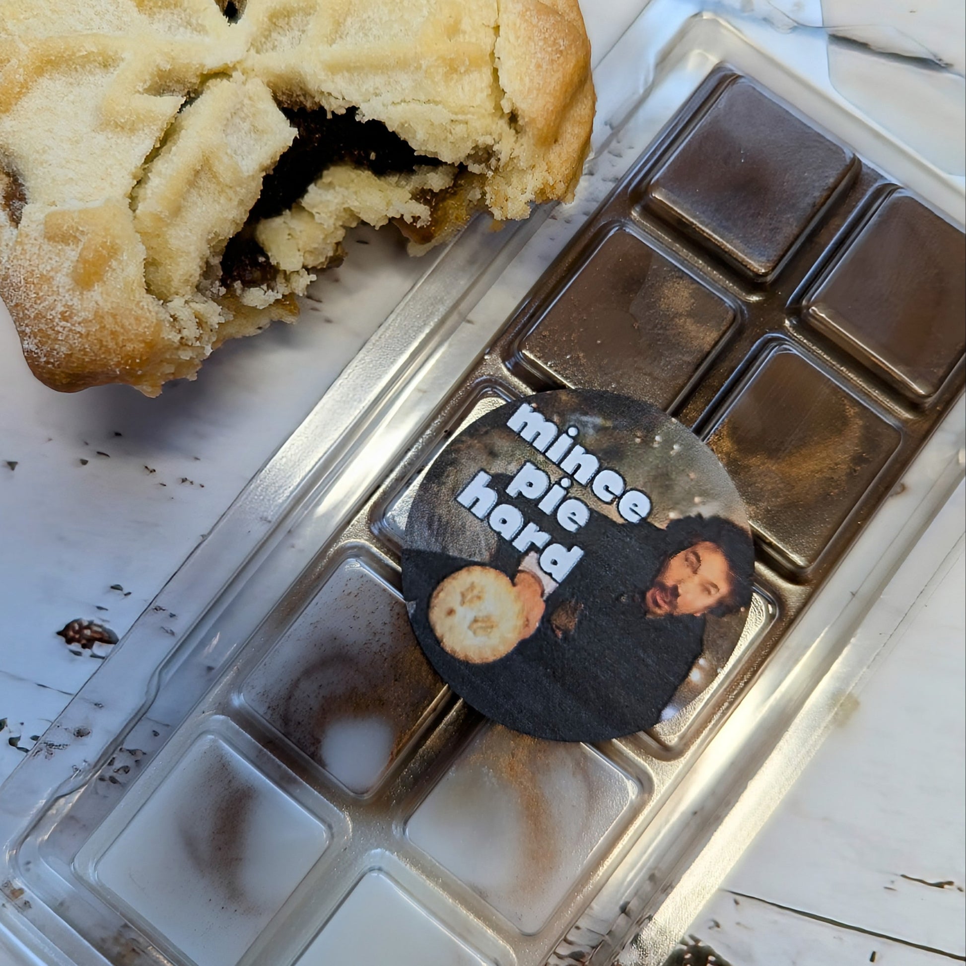 Mince Pie Hard coconut wax melt. Brown and white ombre snap bar with gold shimmer accents.
