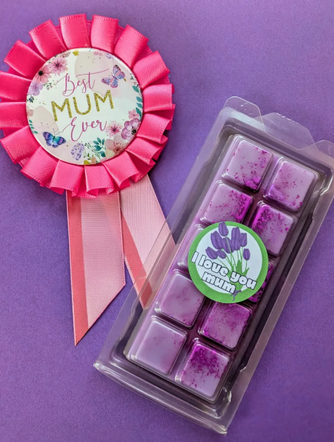 I Love You Mum coconut wax melt. Lilac snap bar with fluorescent purple shimmer accents. 