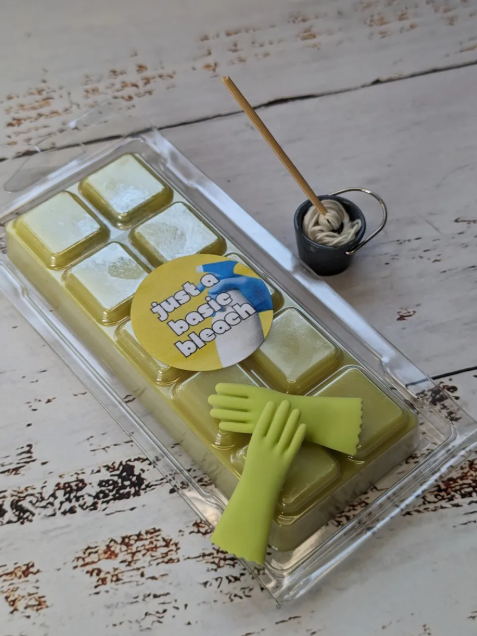 Just a Basic Bleach coconut wax melt. Yellow snap bar with shimmer accents. 