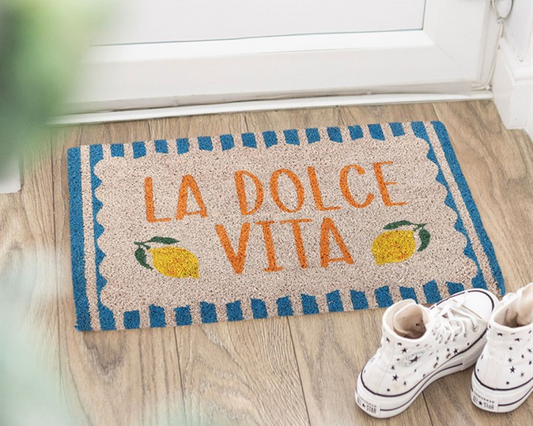 Decorative nature doormat with 'La Dolce Vita' text and lemons.